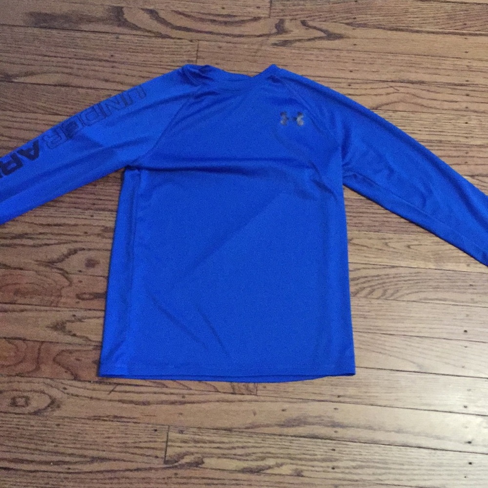 Blue long sleeve underarmour shirt
